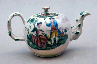 Teiera Staffordshire a smalto salino decorata en famille rose, c.1770 da English School
