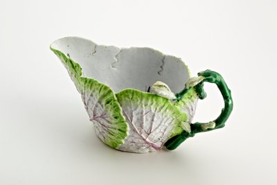 Salsiera di Staffordshire formata da foglie modellate e manico a ramoscello, c. 1749-60 da English School