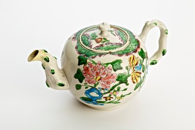 Teiera di Staffordshire decorata con crisantemi, 1760 da English School