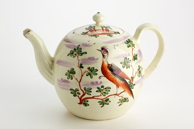 Teiera di Staffordshire decorata con uccello esotico e edificio tra gli alberi, c. 1765-75 da English School
