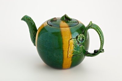Teiera di Staffordshire con manico e beccuccio a forma di granchio, 1750 da English School