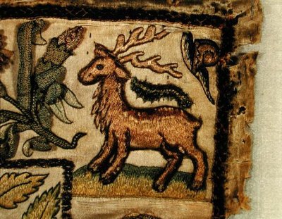 Ricamo in rilievo che raffigura un cervo (dettaglio) da English School