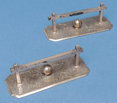 Appoggi per coltelli da tavola a forma di pali della porta e palloni da calcio da English School