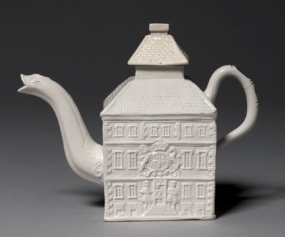 Teiera, prodotta dalla Fabbrica di Staffordshire, Gran Bretagna, modellata da Aaron Wood da English School