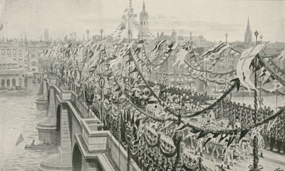 La processione del Giubileo di Diamante attraversa il London Bridge da English School