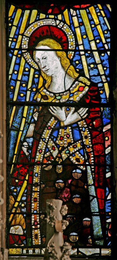 La finestra orientale raffigurante la Vergine Maria (figura composita) con gioielli di vetro incastonato da English School