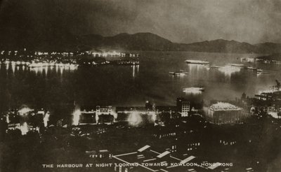 Il porto di notte verso Kowloon, Hong Kong, 1940 da English School