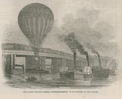 Il pallone Nassau che passa sopra il ponte di Battersea da English School