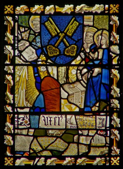 La finestra est che raffigura San Giovanni, San Pietro alla Porta, scudo con simbolo di San Pietro da English School