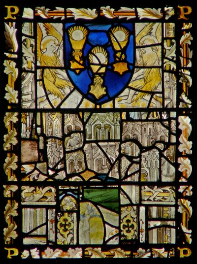 La finestra est che raffigura uno scudo con emblemi del Sacramento; frammenti di baldacchino con figure da English School