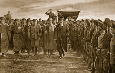 Trotsky, commissario per la guerra bolscevico della Russia, ispeziona un reggimento dei Lettoni, che formavano l