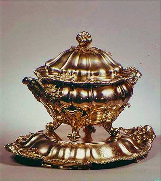 Zuppiera a forma di melone, con finale a melograno, bordo applicato e manici foliati, di Garrards, Londra, 1847 da English School