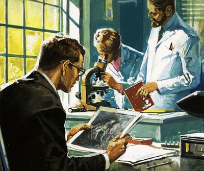 Scienziati non identificati, uno che guarda fotografie, uno che guarda attraverso un microscopio da English School