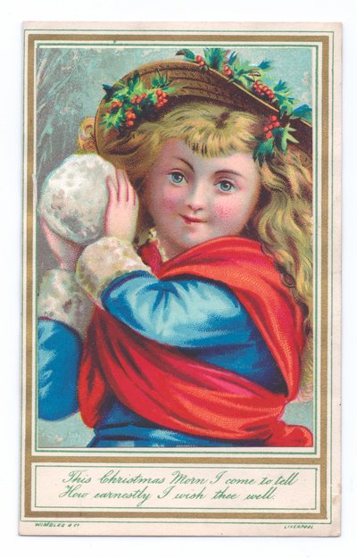 Cartolina di Natale vittoriana di un bambino con un cappello con agrifogli che tiene una palla di neve, c. 1880 (litografia a colori) da English School