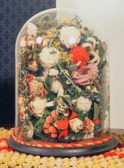 Fiori di lana vittoriani in una teca di vetro da English School
