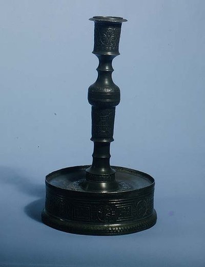 Candeliere di William Grainger con decorazione a rilievo, datato 1616 da English School
