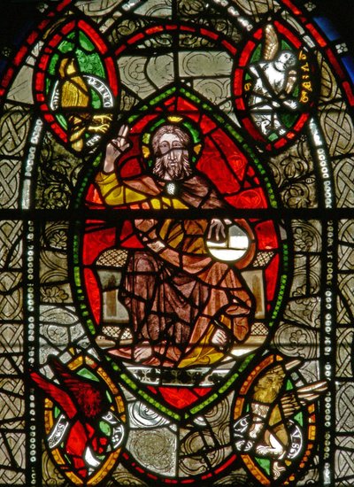 Finestra S che raffigura Cristo in Maestà circondato dai simboli degli Evangelisti da English School