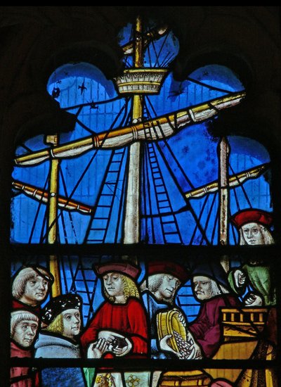 Finestra SaEw che raffigura una scena di una leggenda di San Nicola: le navi di grano scaricano a Myra da English School