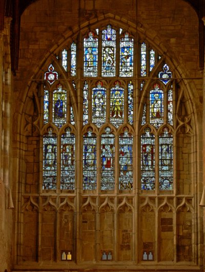 Finestra raffigurante una vista della facciata occidentale della chiesa con figure di santi e membri della gerarchia angelica da English School