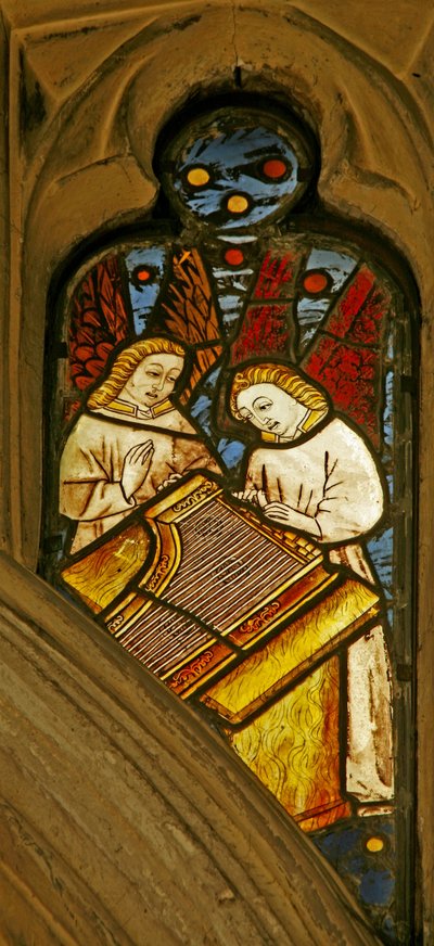 Finestra n1 raffigurante angeli musicisti con clavicembalo da English School