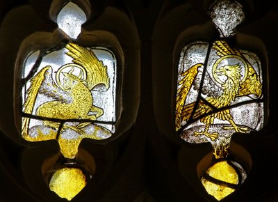 Finestra n2 raffigurante i simboli degli Evangelisti - il toro di San Luca e l