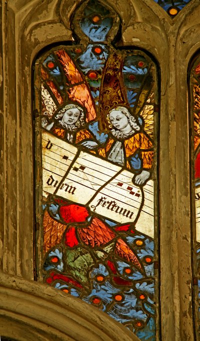 Finestra n2 raffigurante il coro angelico con spartito musicale da English School