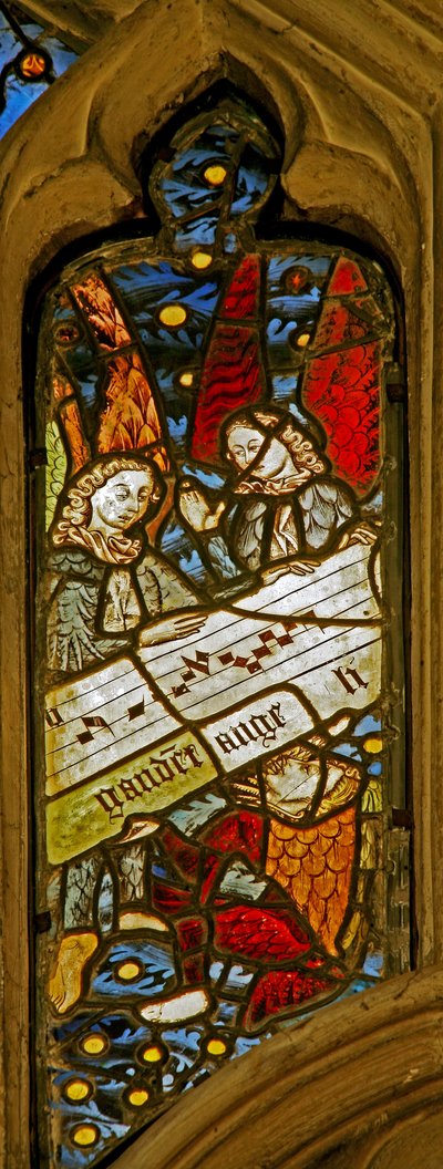 Finestra n2 raffigurante il coro angelico con spartito musicale da English School