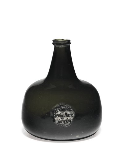 Bottiglia di vino a forma di mazza con bordo a filo e base incavata, 1714 da English School