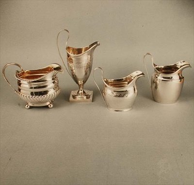 Collezione di brocche per crema, tutte del periodo di Giorgio III (1760-1820) da English School English School