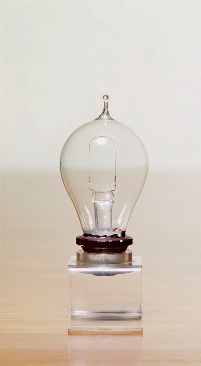 Prima lampadina commerciale (vetro) da English School English School