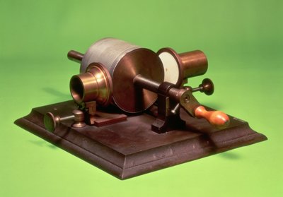 Replica del primo fonografo, inventato da Thomas Alva Edison (1847-1931) nel 1877 da English School English School