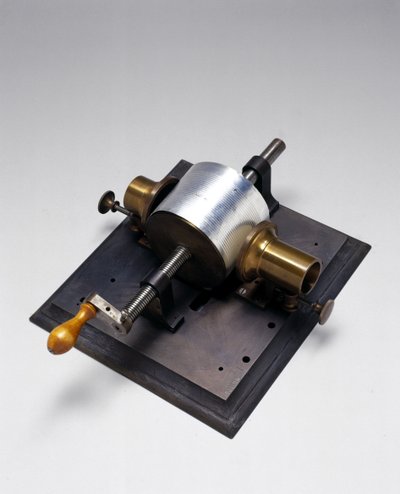 Replica del primo fonografo, inventato da Thomas Alva Edison nel 1877 da English School English School