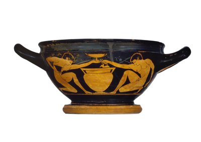 Coppa-skyphos attica a figure rosse, decorata con due giovani nudi inginocchiati accanto a un cratere a colonna, c.520-500 a.C. da Epiktetos
