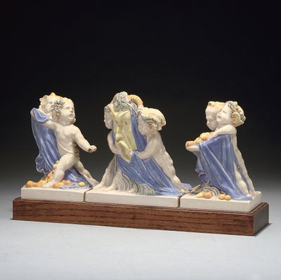 Gruppo figurato in tre pezzi su plinto da Eric Bradbury