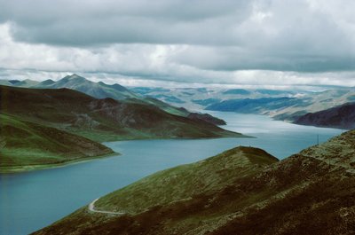 Lago Yamdrog, rotta sud da Shigatse a Lhasa, Tibet (foto) da Erich Lessing