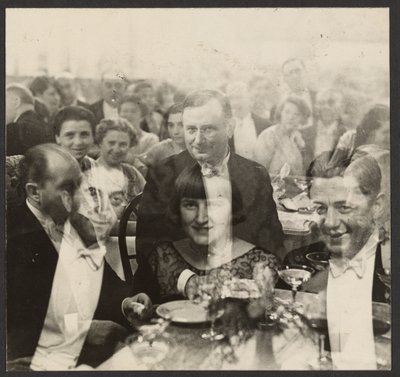 [Doppia esposizione di un gruppo di persone a un banchetto]. da Erich Salomon