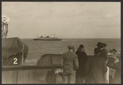 [Gruppo di persone sul ponte di una nave che guardano un