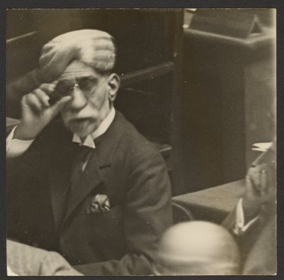 [Uomo seduto con turbante e occhiali scuri] da Erich Salomon