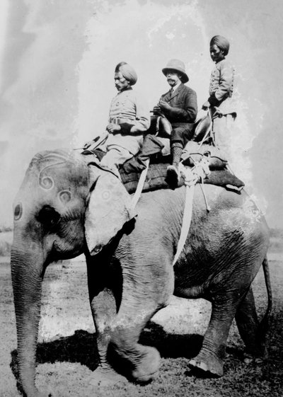 Giorgio V (1865-1936) Re di Gran Bretagna dal 1936. a cavallo di un elefante durante una battuta di caccia in Nepal, dicembre 1911, mentre era in India per essere installato come Re-Imperatore dell