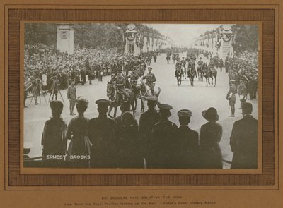Celebrazioni della vittoria a Londra nel 1919, Sir Douglas Haig saluta il re (foto in bianco e nero) da Ernest Brooks