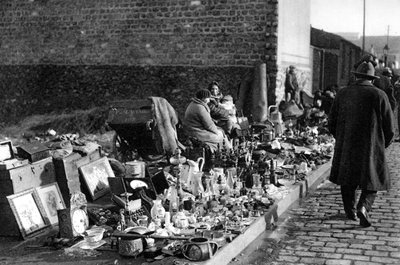 Una mostra di merci al mercato delle pulci, Parigi, 1931 da Ernest Flammarion