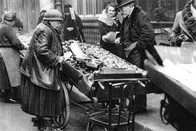 Un tipico venditore di frutta, Parigi da Ernest Flammarion
