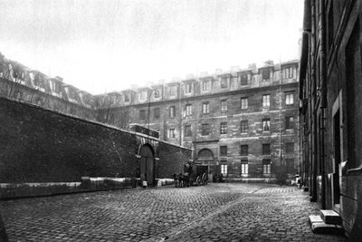 Cortile della prigione femminile di Saint Lazare, Parigi, 1931 da Ernest Flammarion