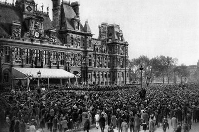 Folla davanti al Municipio in un giorno di ricevimento, Parigi, 1931 da Ernest Flammarion