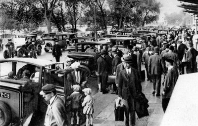 Folle davanti alla stazione, Orsay, Parigi, 1931 da Ernest Flammarion