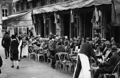 Persone in un noto caffè parigino, 1931 da Ernest Flammarion