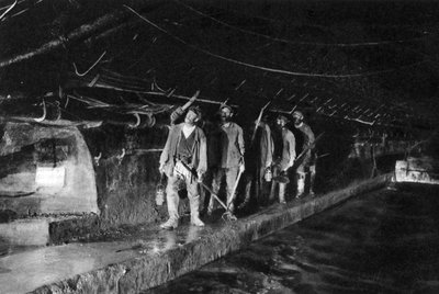 Spazzini nelle fogne principali, Parigi, 1931 da Ernest Flammarion