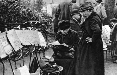 Venditori di francobolli sugli Champs Elysees, Parigi, 1931 da Ernest Flammarion