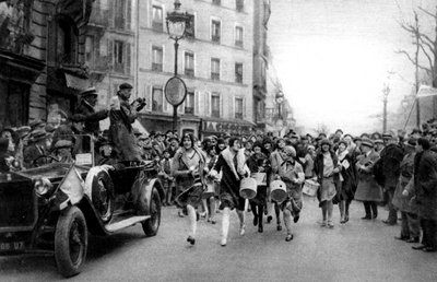 Marcia delle midinette, Parigi, giorno di Santa Caterina, 1931 da Ernest Flammarion