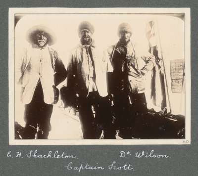 Una fotografia di gruppo di Shackleton, Capitano Scott e Dr. Wilson al loro ritorno alla Discovery dal tentativo di raggiungere il Polo Sud. Da un album di Sir Ernest Henry Shackleton intitolato Spedizione Antartica Nazionale (1901-1903) da Ernest Henry Shackleton